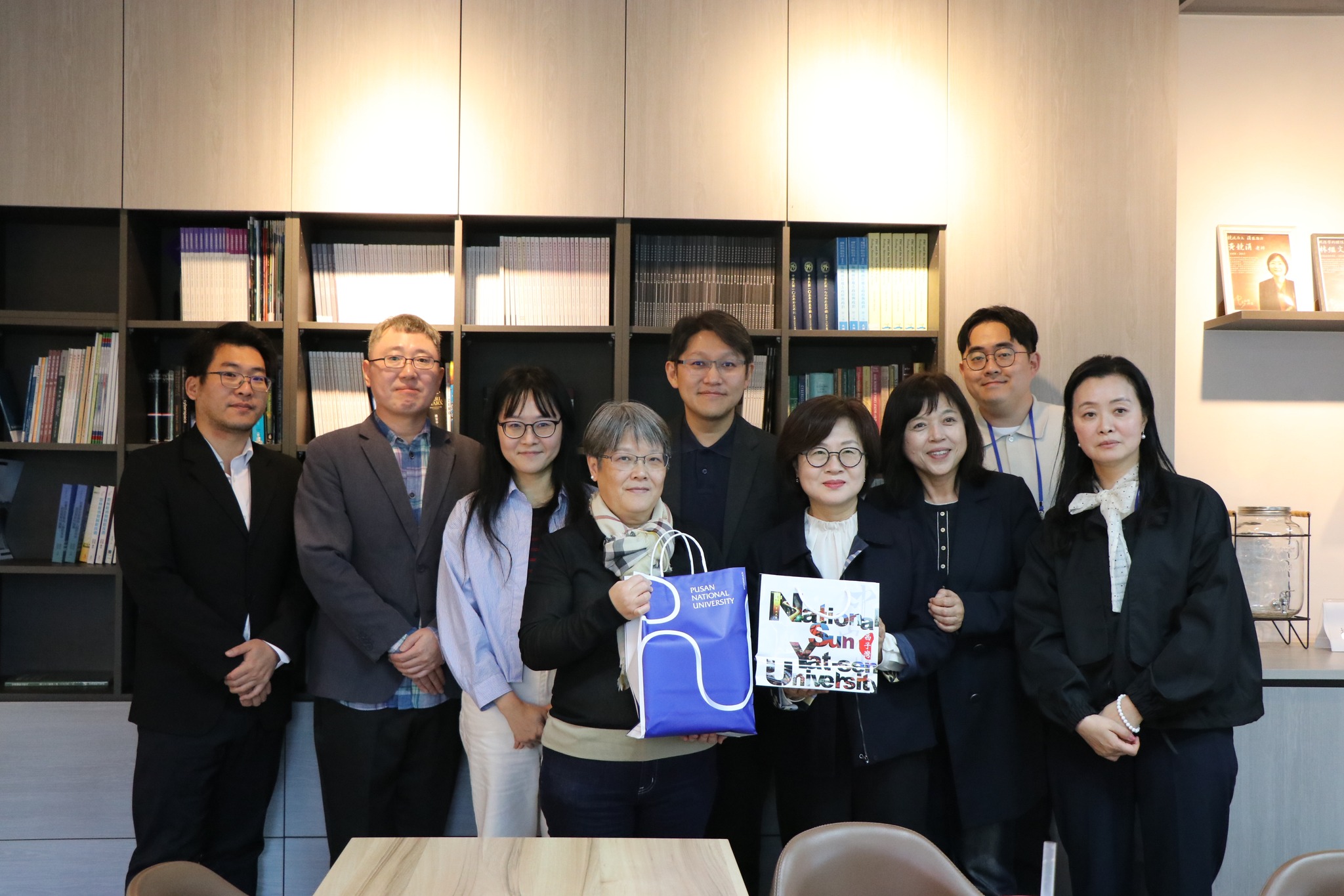 【台韓友好：球場是對手，學術是隊友！】中山政研所與韓國釜山大學HUSS計畫團隊簽署合作備忘錄